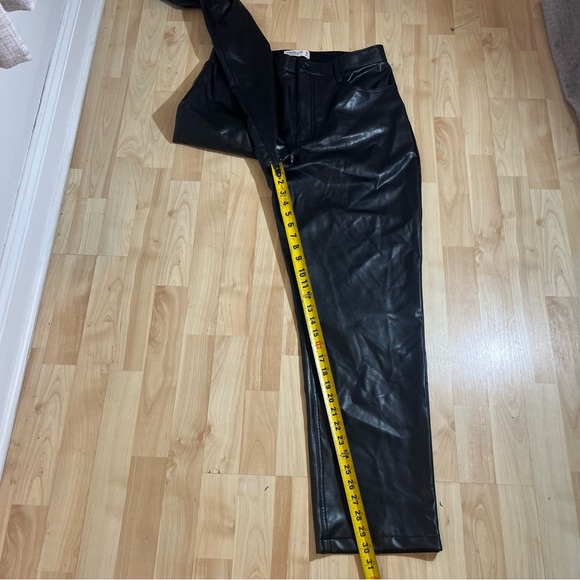 Abercrombie & Fitch Curvy Love Vegan Leather 90s Straight Pant Black Size 32 NWT - Picture 4 of 9